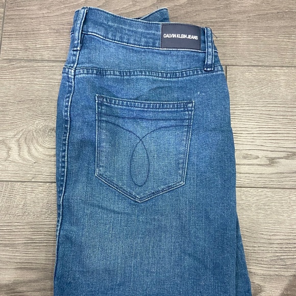 (Brand New) Women's Calvin Klein denim skirt. - Picture 8 of 8